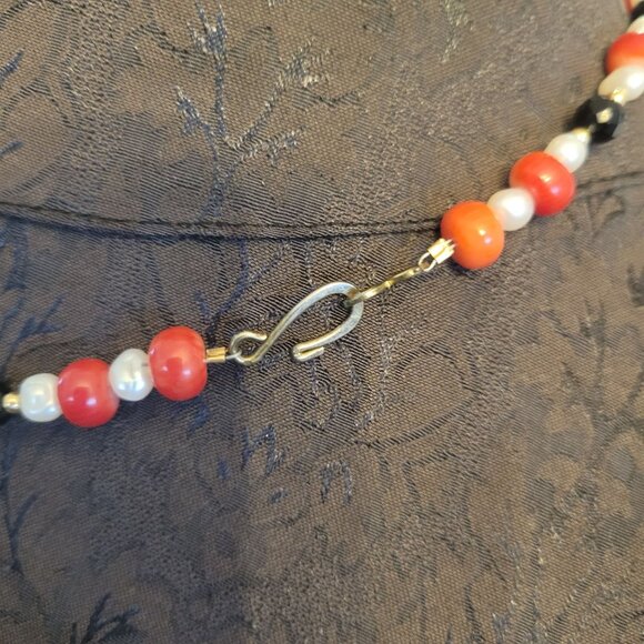 Red & Black Beaded Necklace Freshwater Pearl Accents & Silver Hook Clasp - Picture 3 of 3